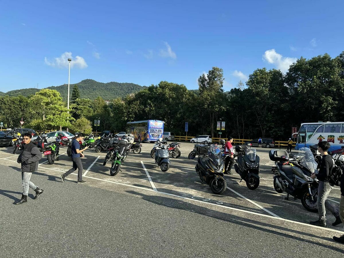 目前重機需停放於汽車車位，且一車一格，讓許多重機族深感不便，到石碇服務區爭取開放停一般機車格。 圖：翻攝自通勤者之歌臉書