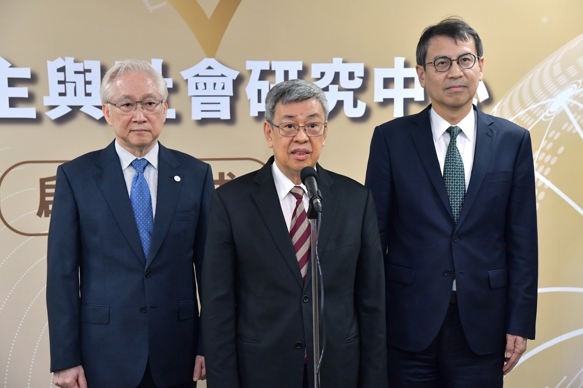 行政院長陳建仁（中）出席「科技、民主與社會研究中心開幕啟動儀式」，並接受媒體訪問。 圖：行政院／提供