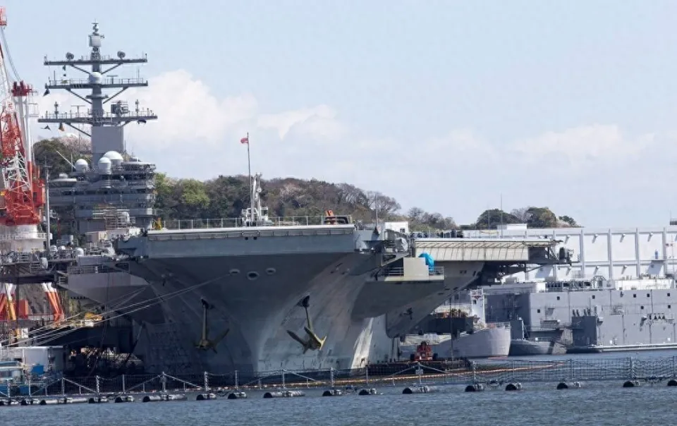 日本橫須賀市近期發布公告稱，駐日美軍雷根號航母將延期出港計畫。  圖：翻攝自蔣褔偉