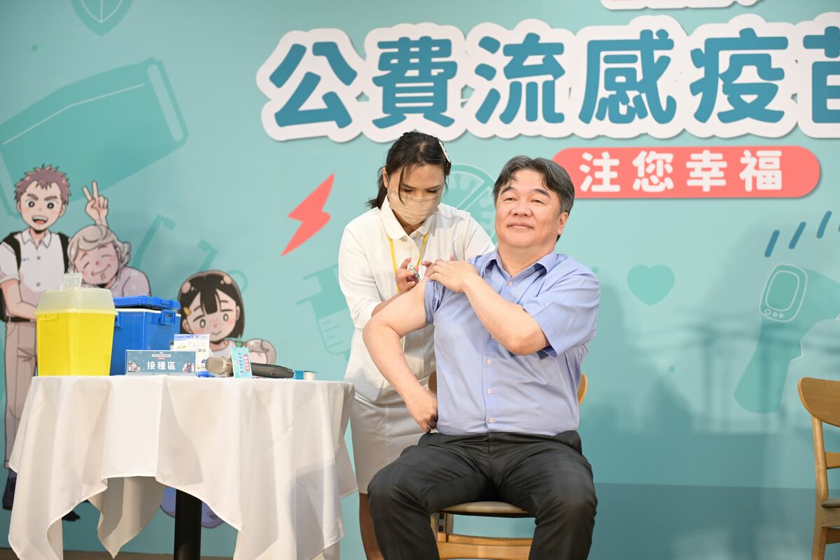 王必勝表示今日接種2劑疫苗，分別為右手打的是高端流感疫苗，左手則是莫德納XBB.1.5新冠疫苗。 圖：疾管署／提供