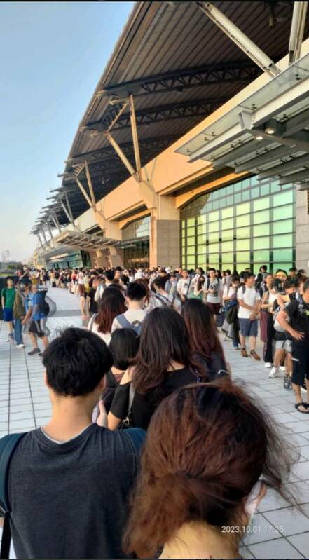 高鐵在昨日湧入滿滿的自由座購票人潮，甚至排到站外，站外排隊人潮也是大排長龍。 圖：翻攝自記者爆料網