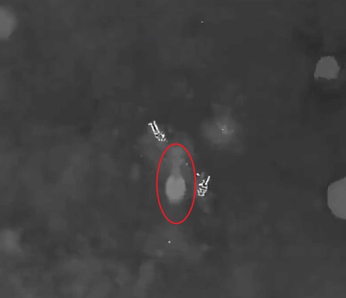 烏軍向地面的俄軍投擲炸彈。 圖：翻攝自 АЗОВ South X（前推特）帳號