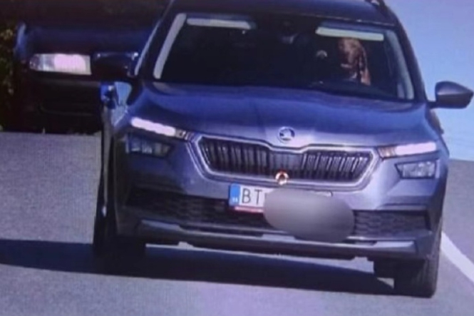 斯洛伐克一輛因超速被拍的私家車，方向盤後居然是一條獵犬！ 圖 : 翻攝自斯洛伐克警方
