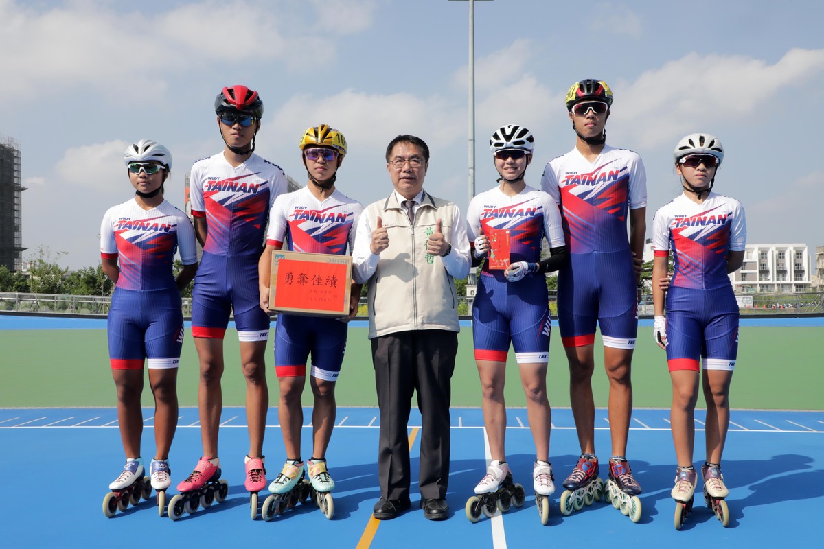 台灣首座合乎國際標準的滑輪溜冰場，正式啟用，台南市出身的滑輪溜冰選手楊合貞，也於今日傳出勇奪杭州亞運競速溜冰3000公尺接力賽金牌的好消息。台南市長黃偉哲表示，滑輪溜冰場啟用後除培育選手，同時能讓民眾多接觸滑輪溜冰，期許台南市滑輪溜冰培訓有更扎實的訓練基地後，能培育出下一位「楊合貞」。 圖：黃博郎／攝
