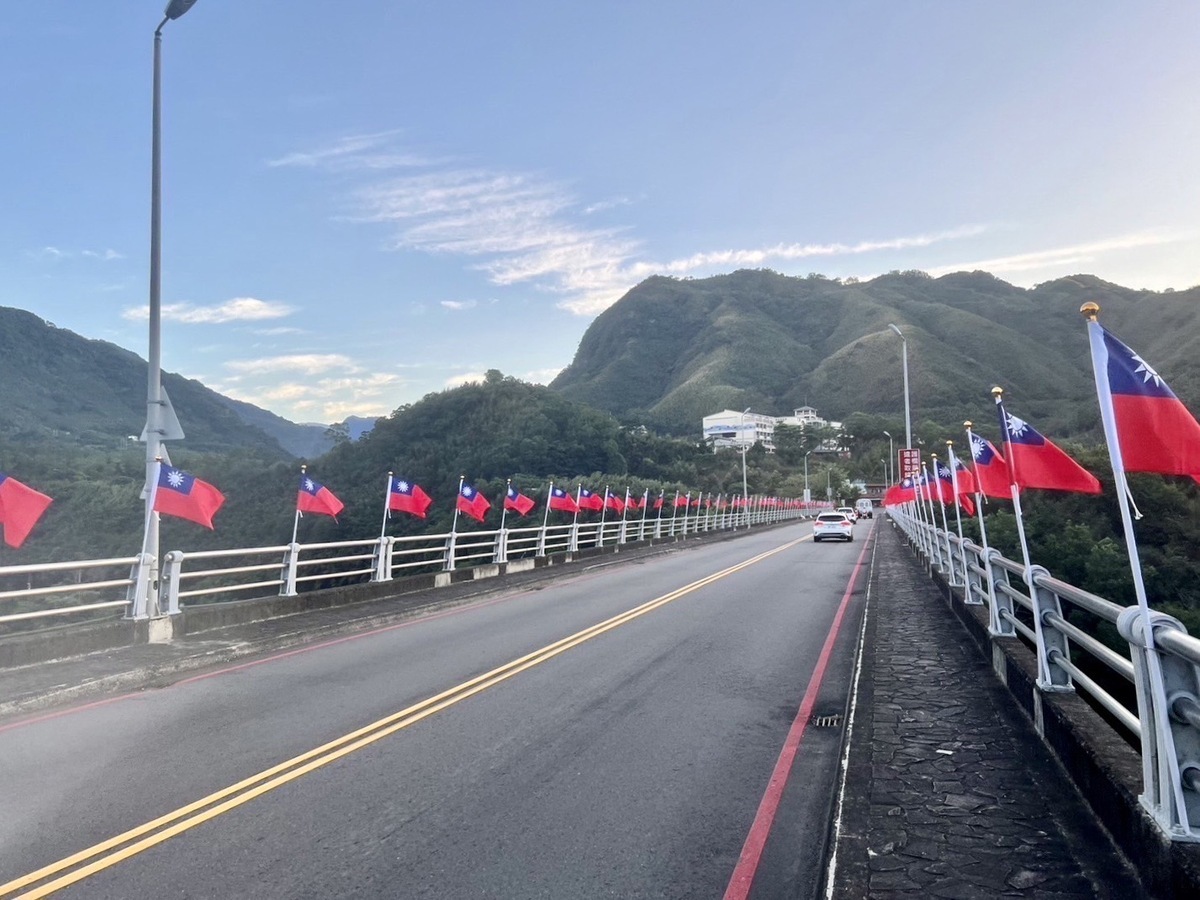 桃園市復興區首度在國慶期間懸掛國旗，旗海飄揚景觀壯闊。 圖：桃園市政府/提供