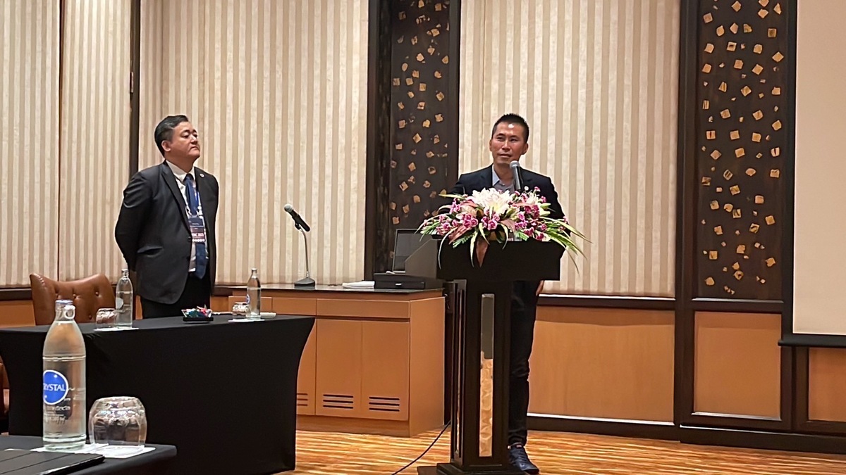 丁一賢(左)主辦研討會，楊書成(右)發表看法。