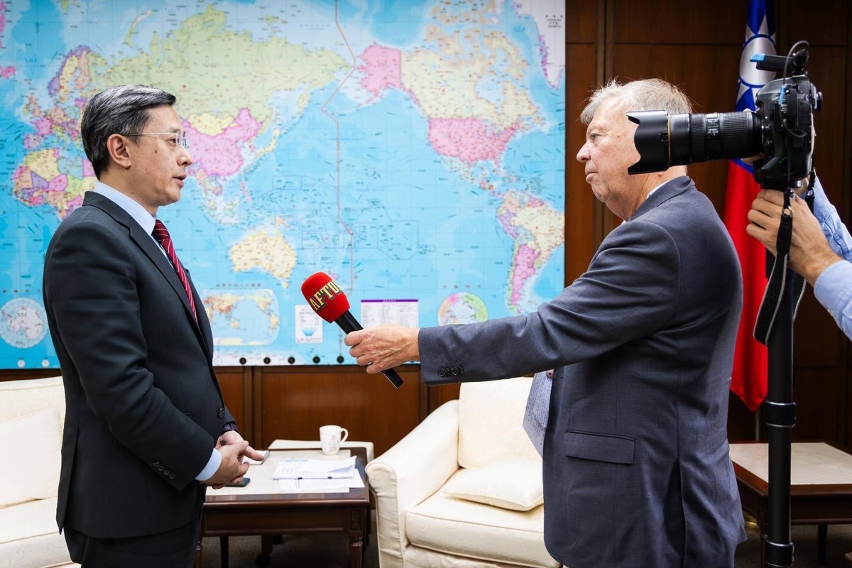 外交部政務次長李淳接受瑞典「晚報」（Aftonbladet）專訪。 圖：取自外交部網站