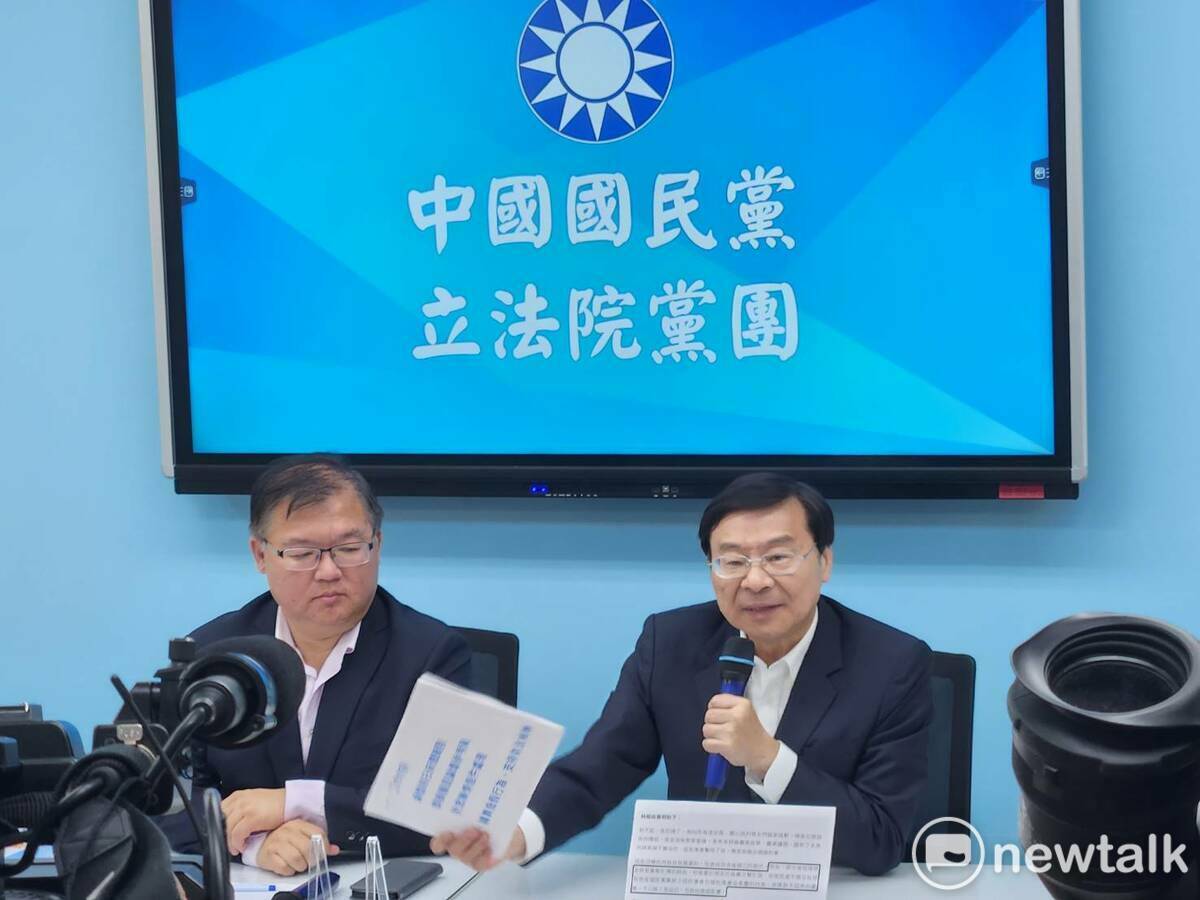 國民黨政策會執行長曾銘宗（右）對媒體說明許哲賓的黨務工作內容與身分。 圖：黃建豪/攝