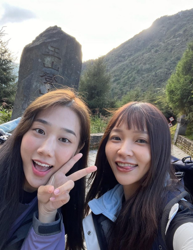 金針菇和林瑄近日相約一起去爬玉山，並且成功登頂。 圖：翻攝自IG＠1_shiuan_0