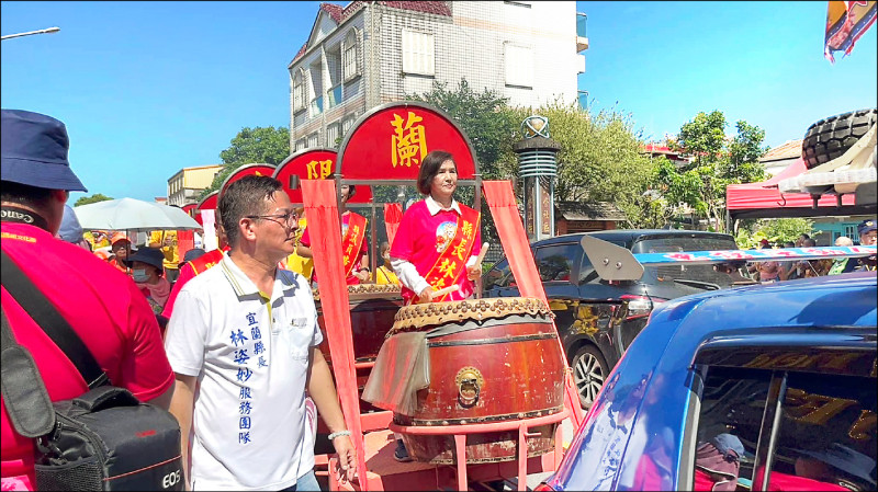 宜蘭縣前公共造產專員許智信（左白衣者）遭控任職期間，打著縣長林姿妙助理名義騙取募資與借貸，共詐得 6,500萬元。  圖：取自蘭陽媽祖文化節粉專（資料照）
