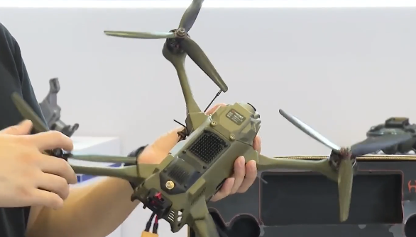小型自爆式高速無人機，號稱飛行時速可達174公里。 圖：翻攝央視軍事