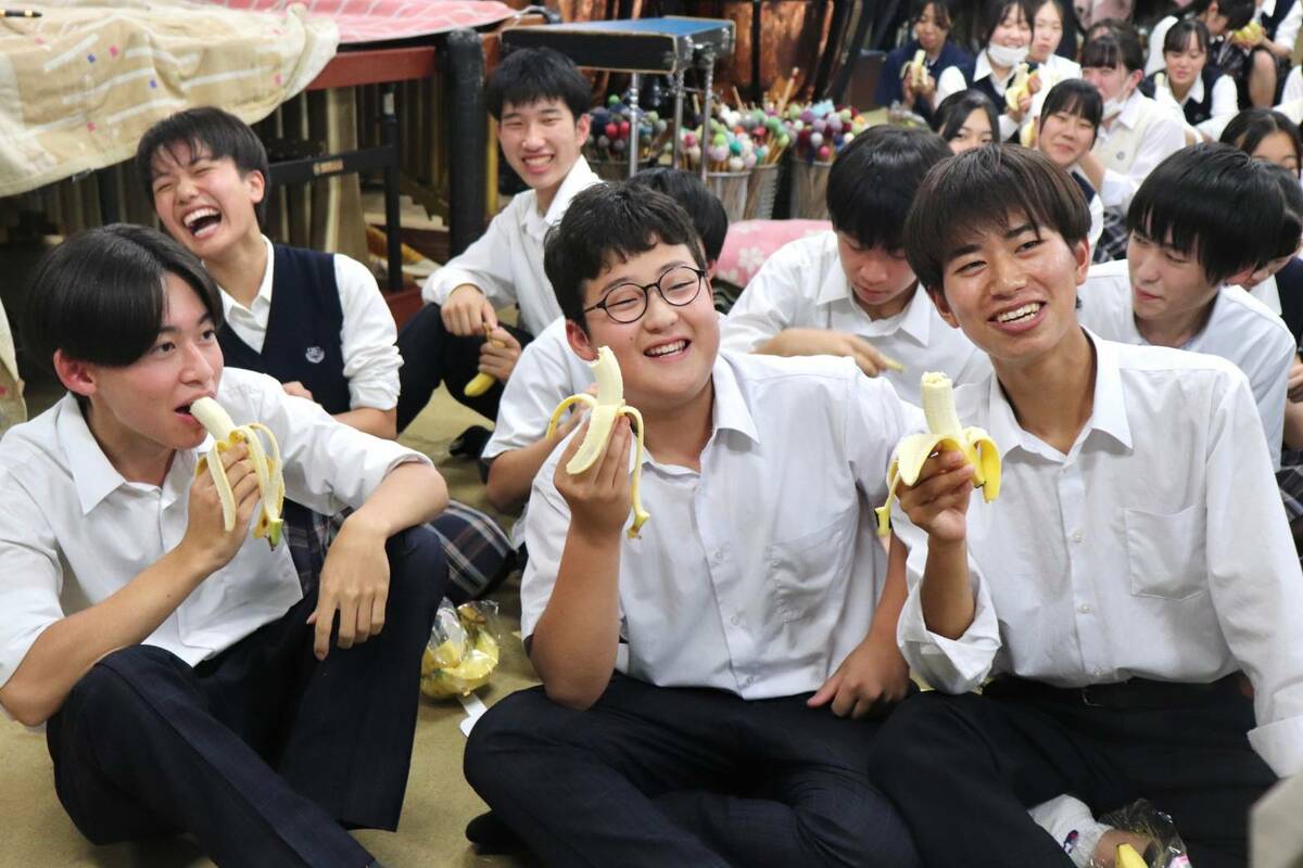 日本「翡翠騎士」對旗山香蕉讚不絕口。 圖：高雄市行國處提供