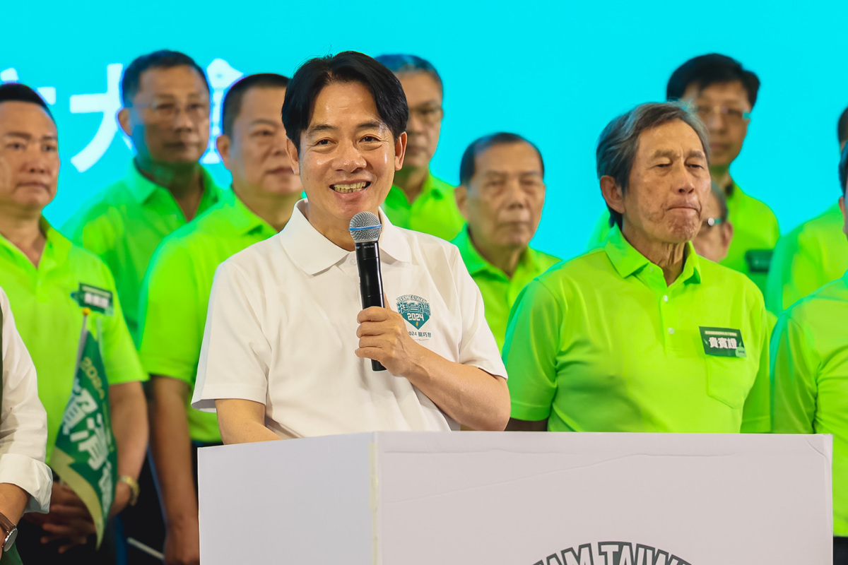 賴清德(中)呼籲不分黨派團結起來。 圖：民進黨高雄市黨部提供