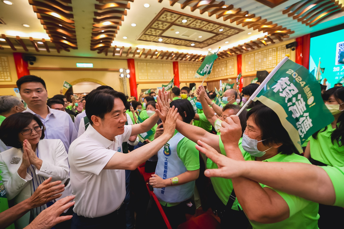 賴清德(左二)進場時受到支持者歡迎。 圖：民進黨高雄市黨部提供