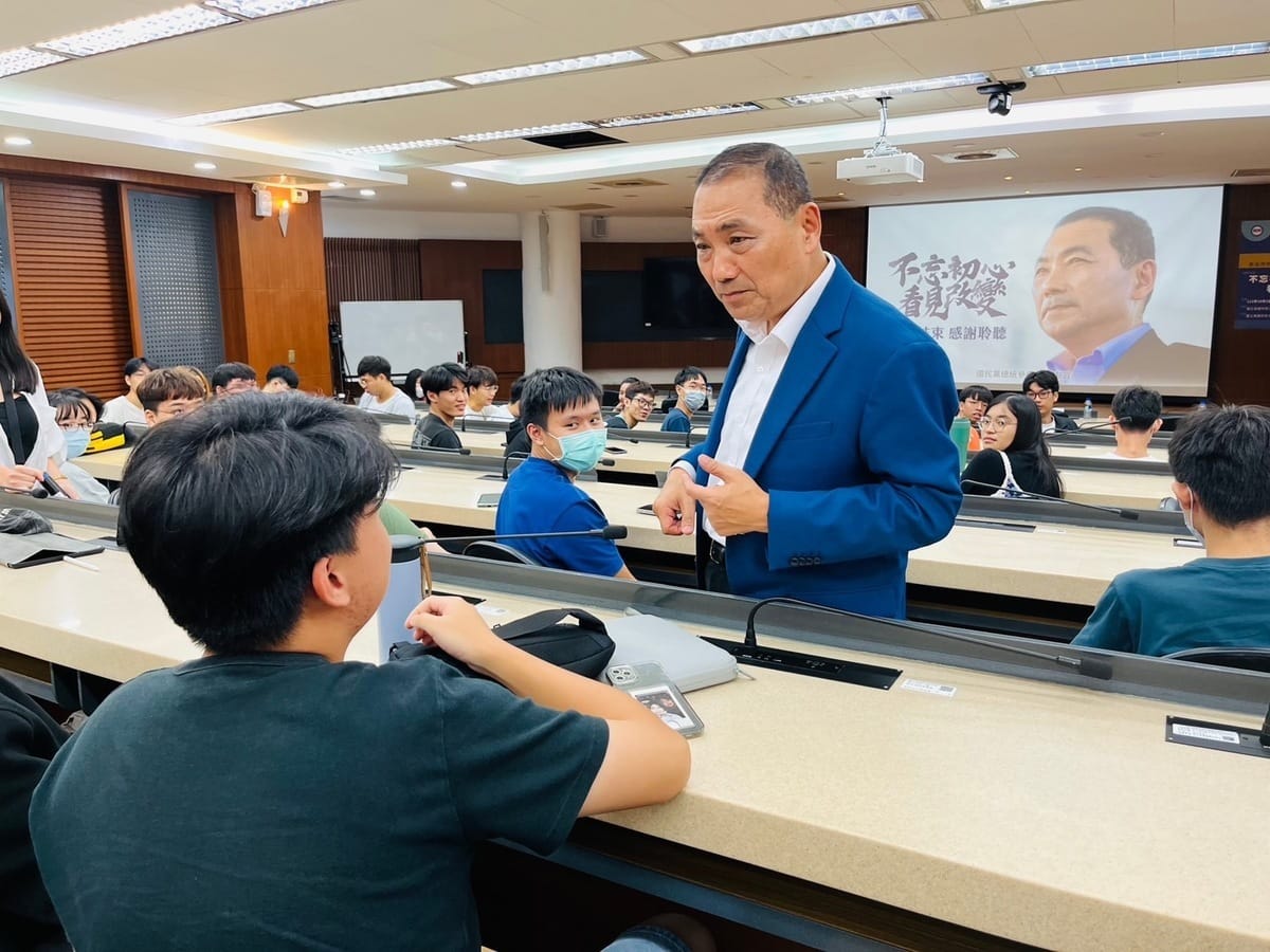 侯友宜接受學生面對面提問。 圖：國民黨高雄市黨部提供