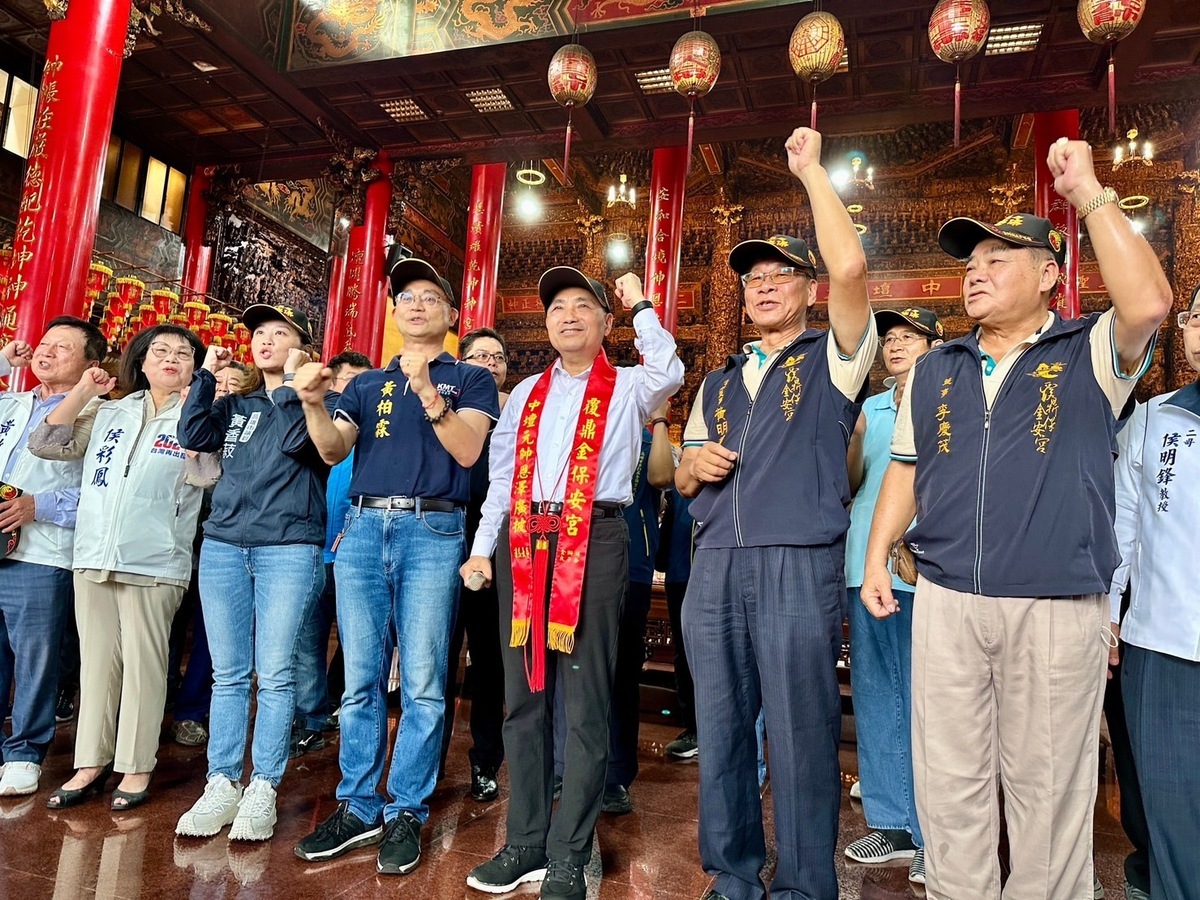 侯友宜(右三)至覆鼎金保安宮參拜。 圖：國民黨高雄市黨部提供