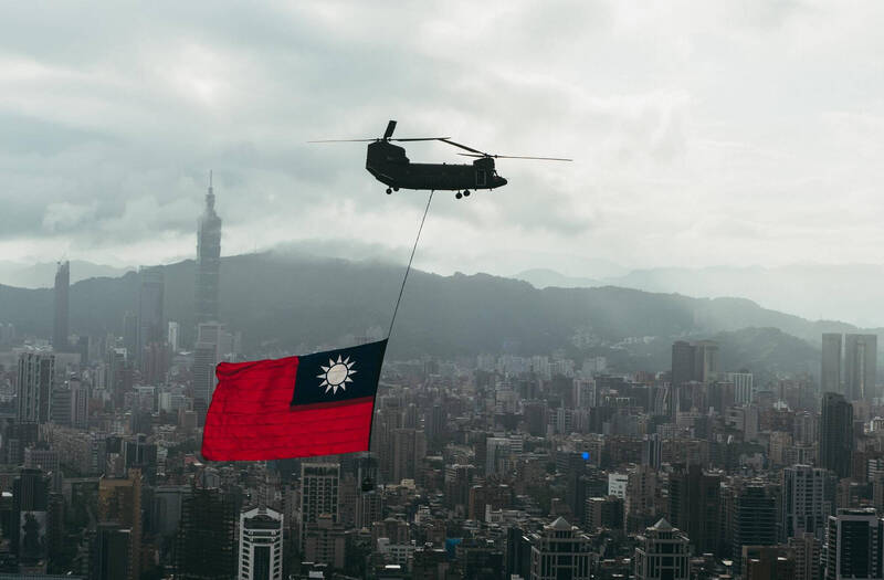 蔡英文總統今（3）天在臉書po出國慶預演時巨幅中華民國國旗飄揚的照片。 圖：翻攝蔡英文臉書