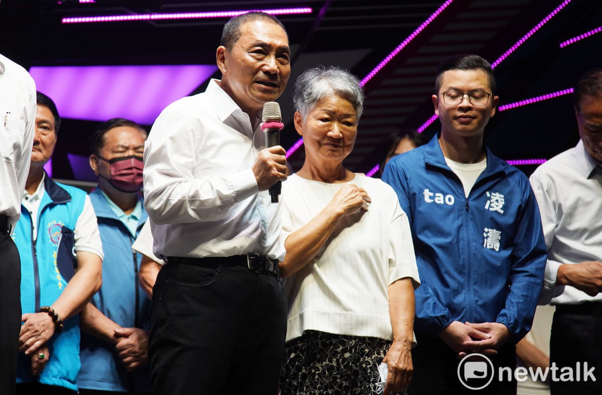 侯友宜看到許久未見的前議長曾忠義夫人劉素貞也到場力挺他，相當感動。 圖：林昀真/攝
