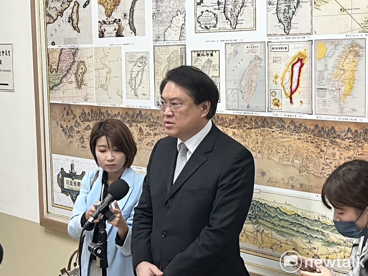內政部長林右昌今(4)日於立法院受訪表示，消防員屬於公務員，跟工會法修法無涉。 圖：金大鈞/攝