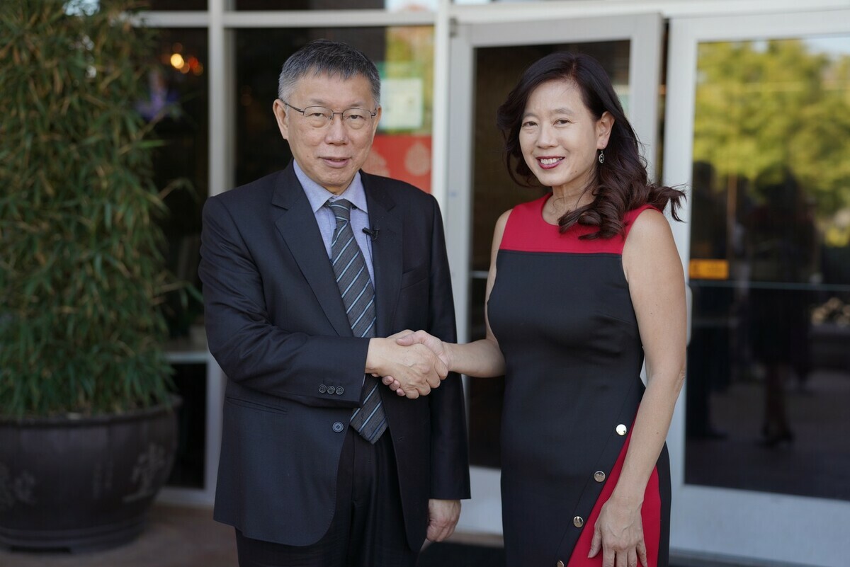 民眾黨總統參選人柯文哲訪美行程進入第三天，於美西時間3日中午與弗里蒙特（Fremont）台裔市長Lily Mei（高敘加）共進午餐，並於餐前接受媒體聯訪。 圖：民眾黨 / 提供