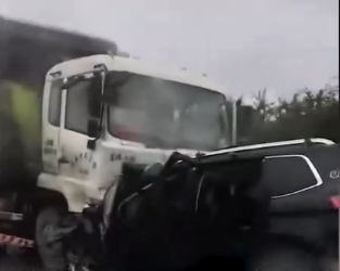 中國十一長假，湖南婚禮車輛對撞大卡車，造成至少6人死亡。 圖 : 影片截圖