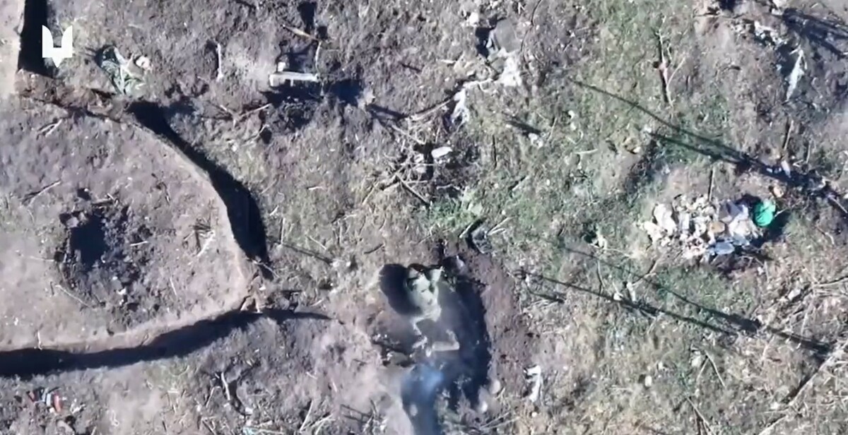 烏軍向身處戰壕中的俄軍投擲疑似催淚彈的物品，把俄軍逼出戰壕。 圖：翻攝自 Cloooud  X（前推特）帳號