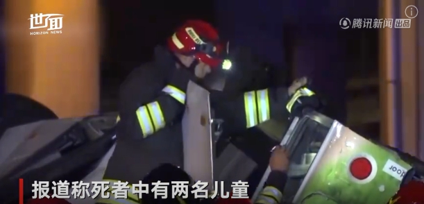 義大利警方割開遊覽車車體，搶救受困的乘客。 圖 : 影片截圖