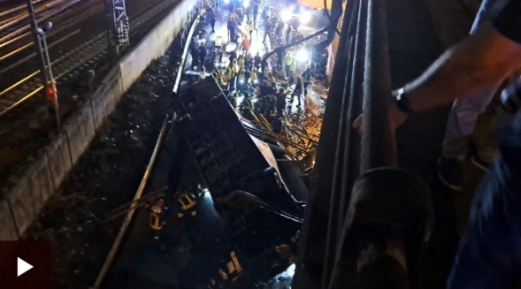 一輛巴士從威尼斯的陸橋上墜落地面，造成慘重傷亡。 圖 : 翻攝自義大利警方影片