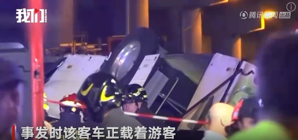 巴士墜落威尼斯陸橋之後，大批義大利消防人員趕到現場搶救。 圖 : 影片截圖