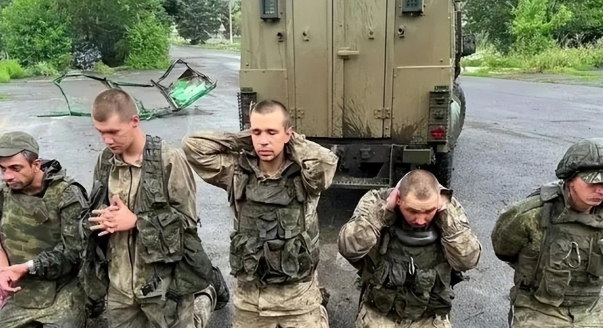 在俄烏戰場上投降的俄軍。 圖 : 翻攝自騰訊網/鷹眼Defense