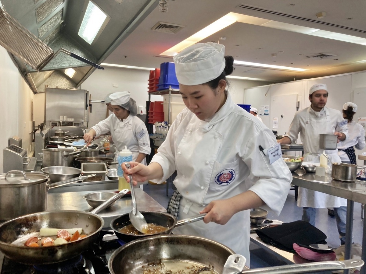 弘光科大學生唐莉蓮比賽時專注地烹調作品。 弘光科大/提供