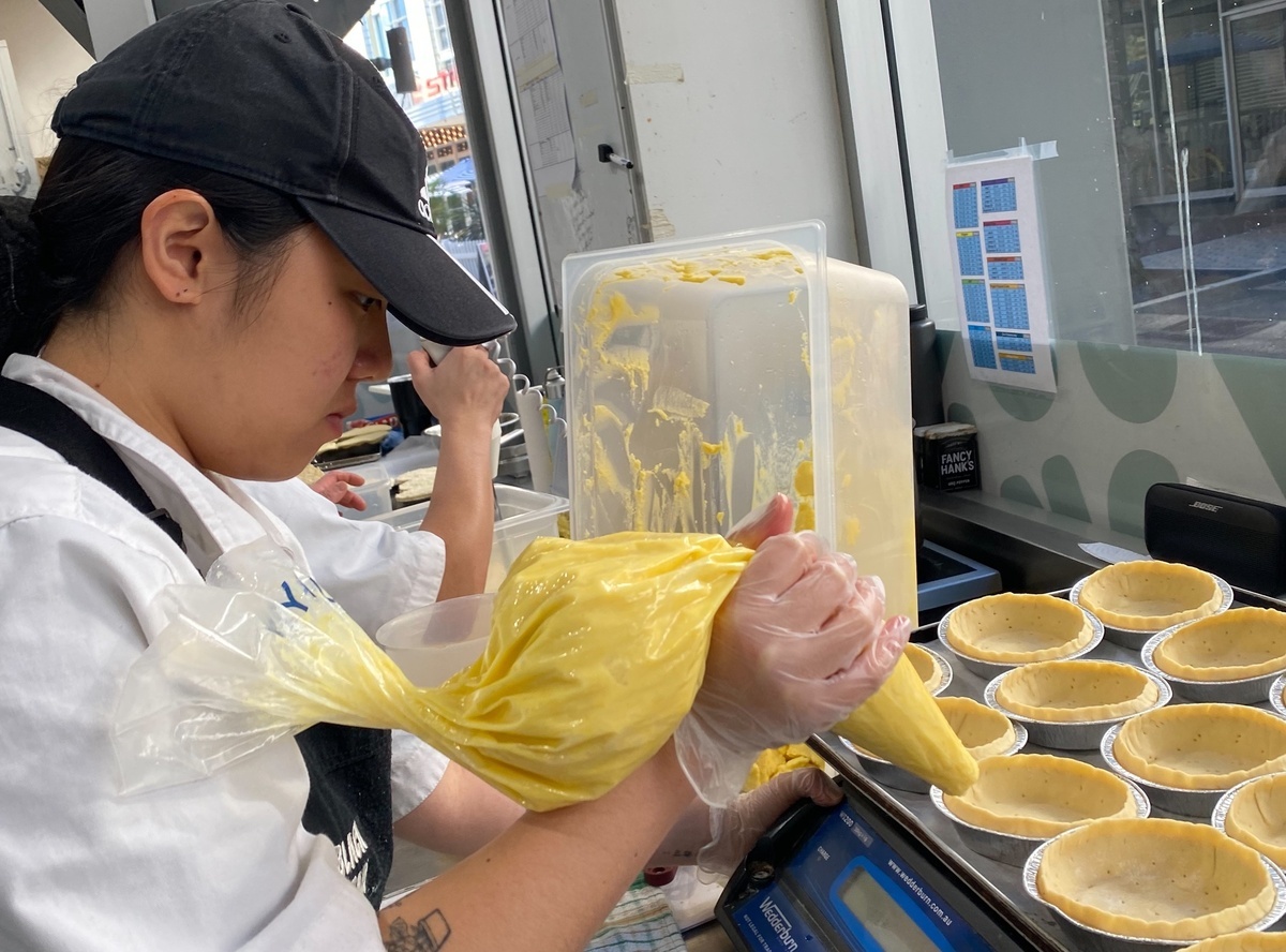弘光科大學生柯亭宇在澳洲雪梨Black Star Pastry知名連鎖甜點店實習。 弘光科大/提供