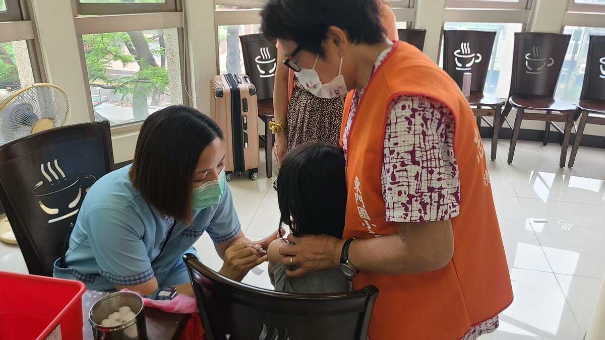 衛生局表示，即日起將於校園接種前一日告知學校疫苗廠牌，以便家長可選擇是否讓孩子在校集中接種。 圖：桃園市衛生局/提供