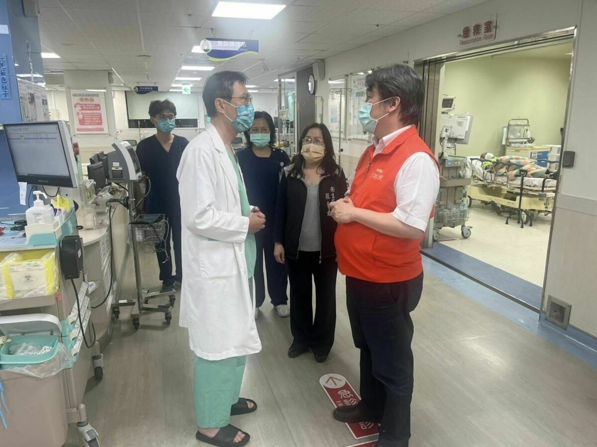 王必勝曾在明揚爆炸事故發生後，立刻南下10間醫院，了解傷者的情況和醫療需求。今他在臉書上表示，16名傷勢嚴重患者已全數轉出加護病房。 圖：翻攝自王必勝 臉書專頁
