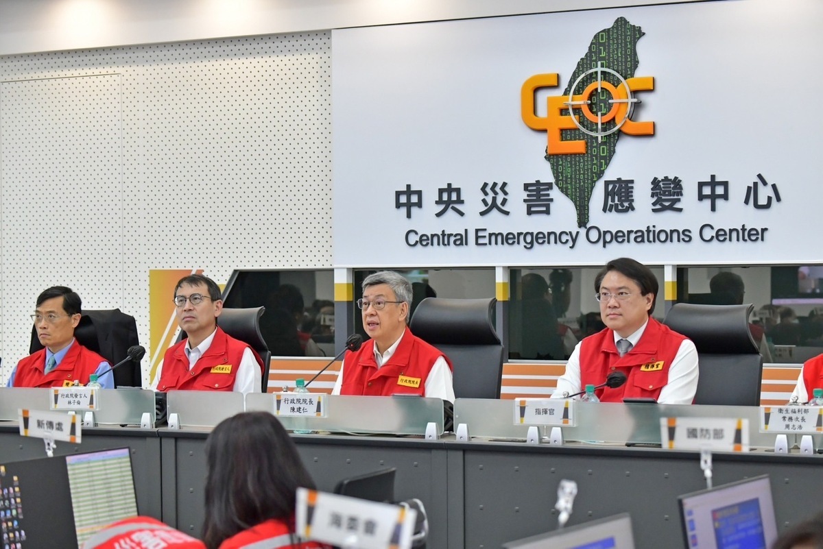 行政院長陳建仁今（4）日下午15時15分視導中央災害應變中心第5次工作會報暨情資研判會議，並與花蓮縣、台東縣、屏東縣和高雄市共4縣市視訊連線。 圖：行政院提供