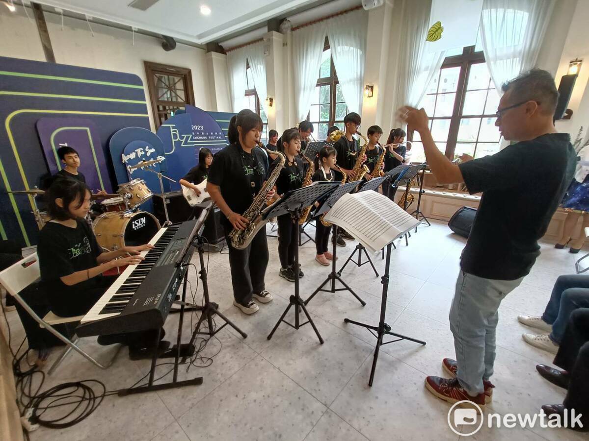 台中青少年爵士樂團開場表演。 唐復年/攝