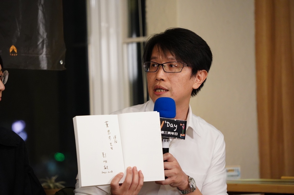 董思齊手持的是彭明敏教授贈書的親筆簽名。 圖：Y’s Day「週三青年日」提供