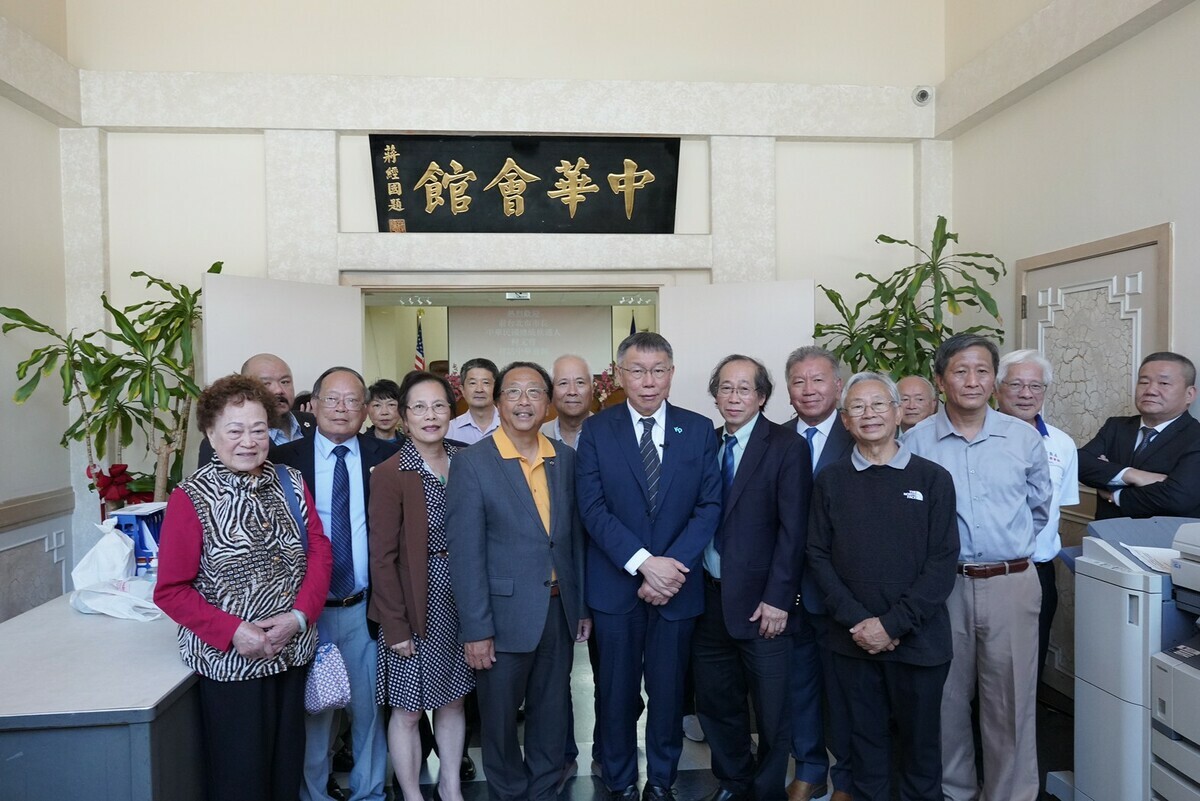 民眾黨總統參選人柯文哲拜會羅省中華會館。 圖：民眾黨 / 提供