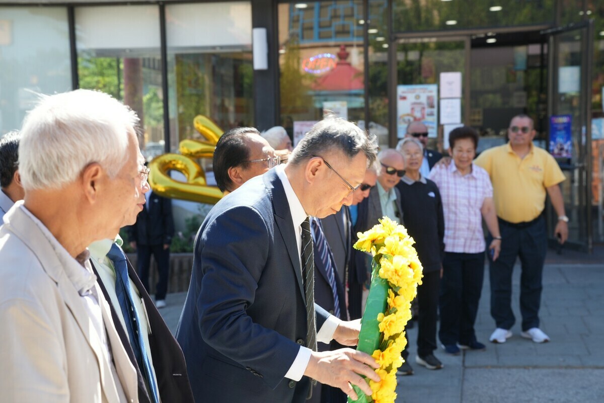 民眾黨總統參選人柯文哲拜會羅省中華會館，並向會所旁廣場之孫中山遺像獻花致意。 圖：民眾黨 / 提供