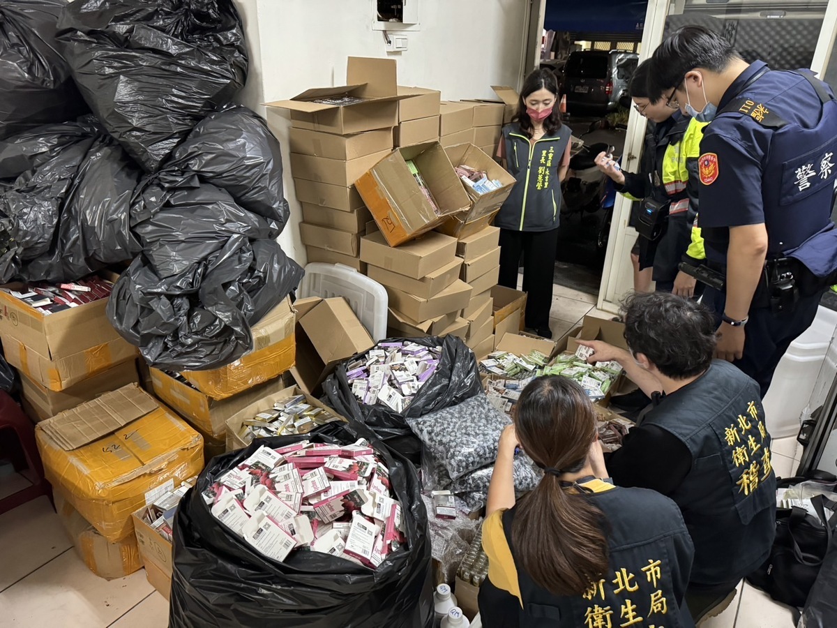 移民署新北市專勤隊、新北市衛生局及三重分局共同查獲首宗非法製造電子煙工廠。 圖：新北市衛生局/提供