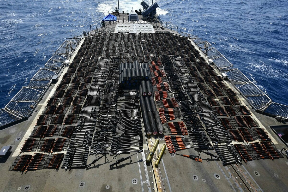 美軍陳列展示在伊朗附近海域查獲無國籍走私船載運大量軍火。 圖：翻攝US Navy