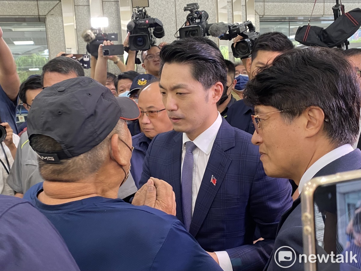 台北市長蔣萬安赴議會時，接獲民眾陳情。 圖：周煊惠 / 攝
