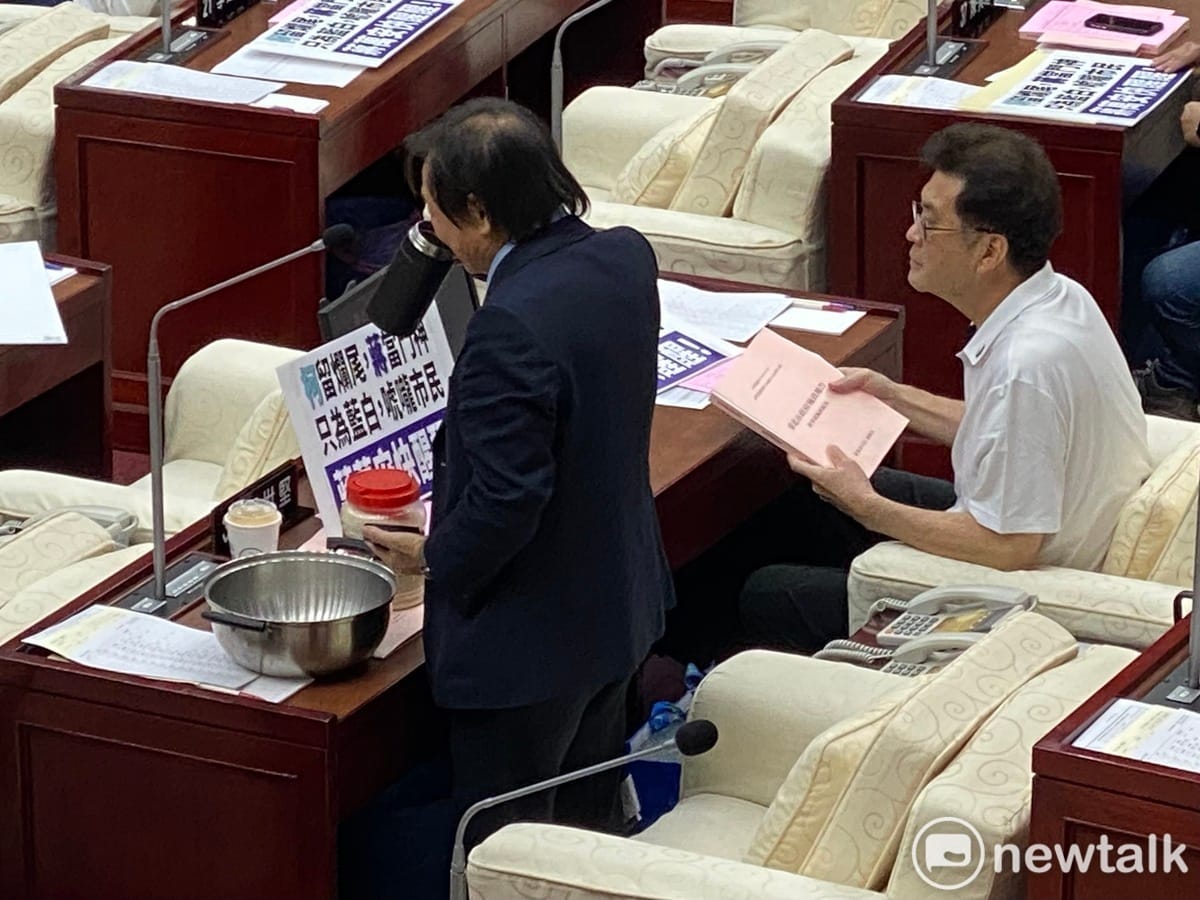 民進黨台北市議員王世堅贈送鍋子、米給市長蔣萬安。 圖：周煊惠 / 攝