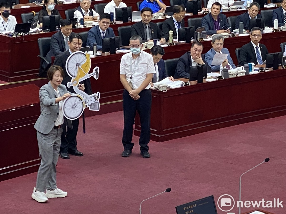 民進黨台北市議員林延鳳贈送「吊車尾」給市長蔣萬安。 圖：周煊惠 / 攝