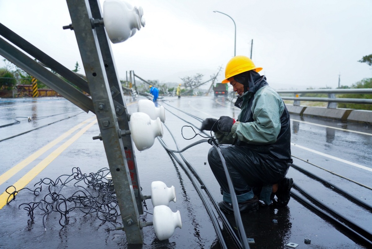小犬颱風帶來的強風豪雨影響損壞電桿、線路等電力相關設備。 圖 :取自台電