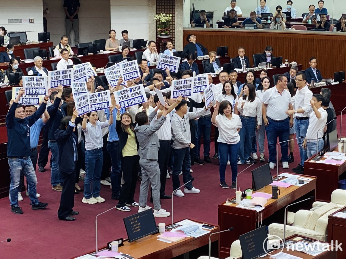 民進黨團杯葛台北市長蔣萬安施政報告，高喊「柯留爛尾、蔣當門神」，國民黨團則反擊「市長加油」。 圖：周煊惠 / 攝