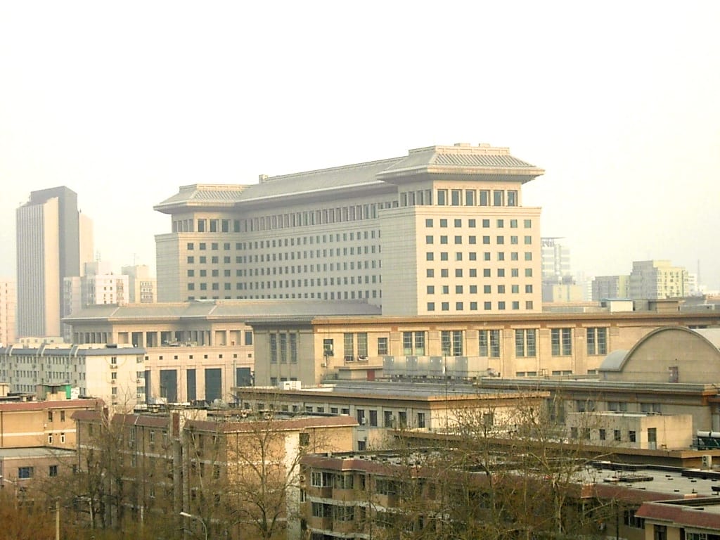 隨著最近兩任中國國防部長魏鳳和、李尚福落馬，中國軍官們將八一大樓視為不祥之地。圖為八一大樓。 圖：攝攝自維基百科