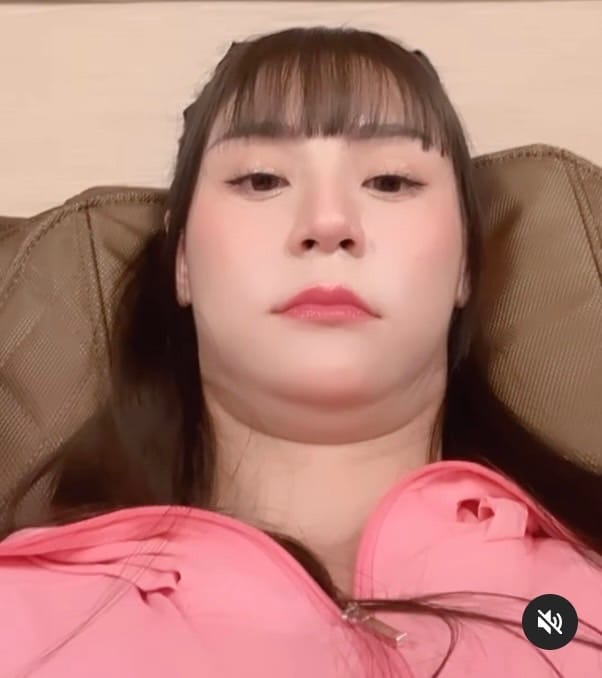 短今日前曬出低角度仰拍的雙下巴崩壞照，絲毫不顧自己的形象。 圖：翻攝自短今IG