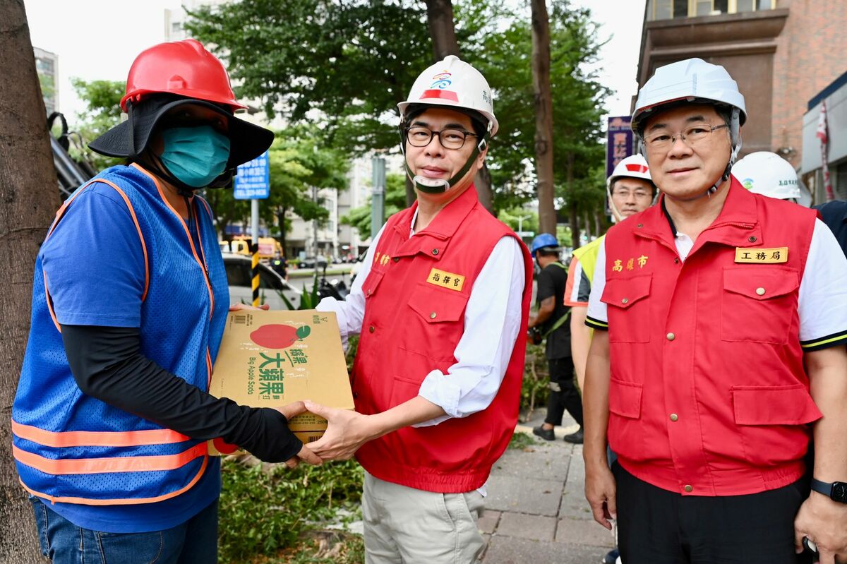 陳其邁(中)颱風天慰問辛苦清理環 境的工作人員。 圖：高雄市政府提供