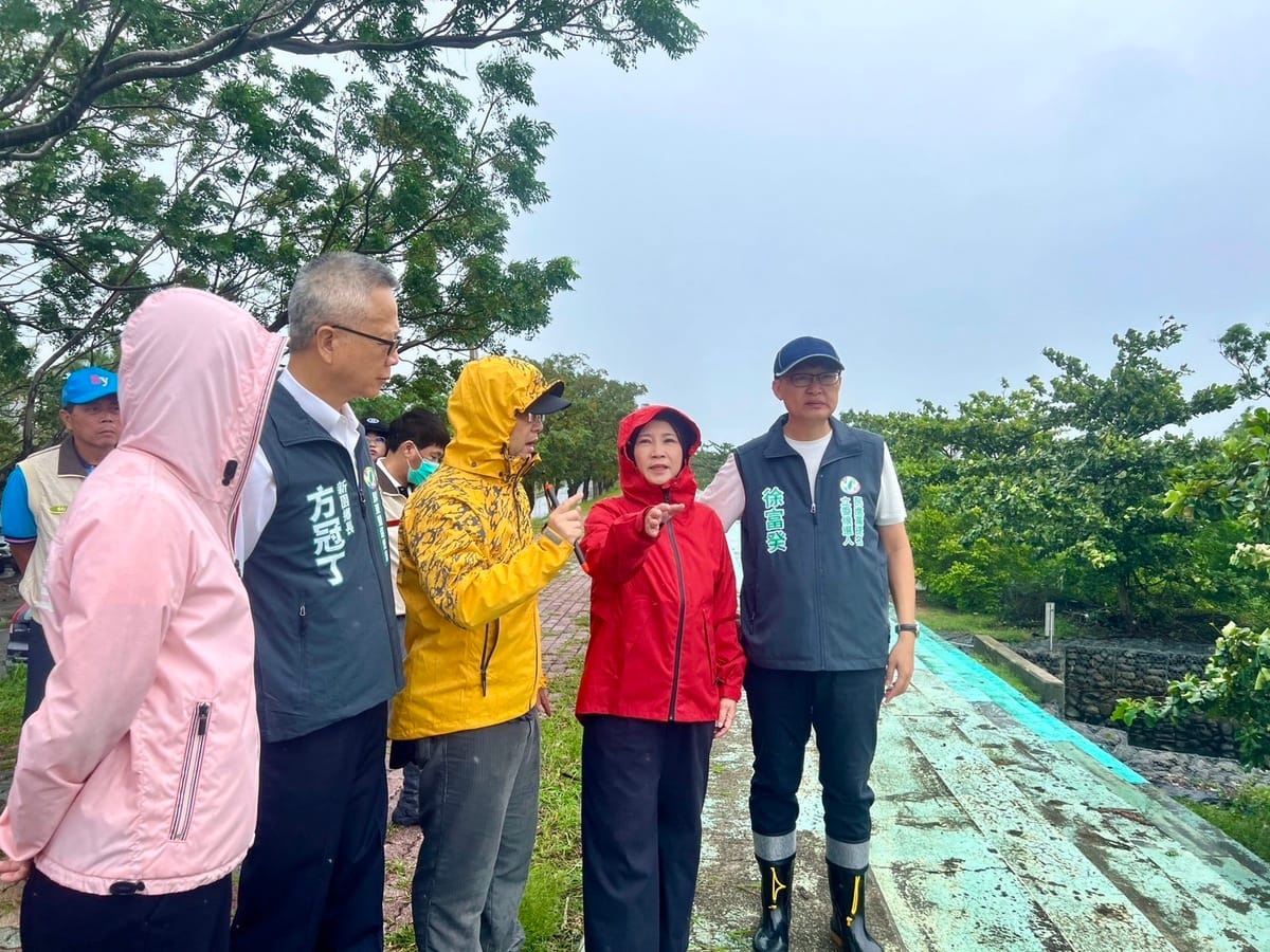 周春米(右二)視察新園烏龍抽水站。 圖：屏東縣政府提供